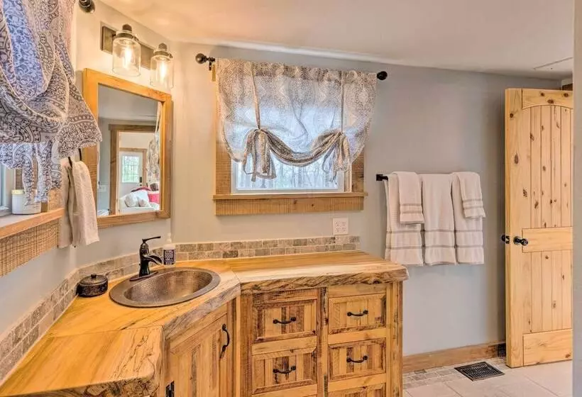 Hendersonville Cabin W/ Hot Tub, Views & Fire Pit!