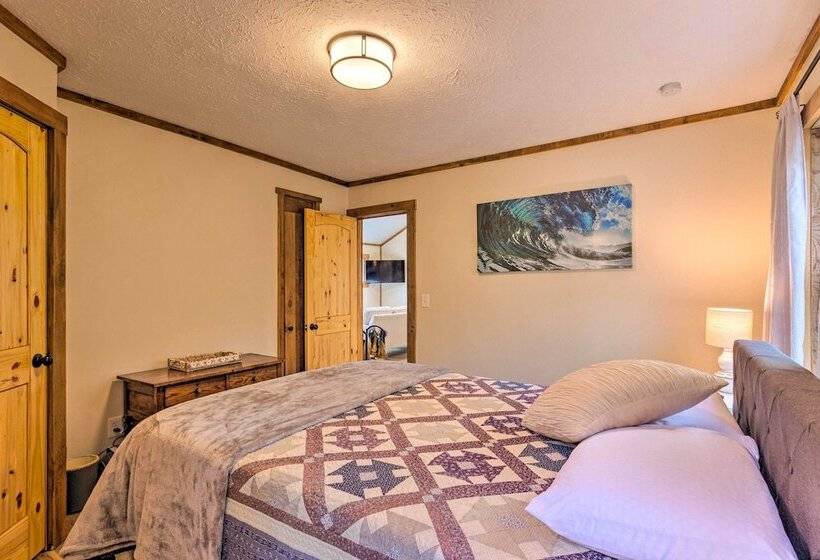 Hendersonville Cabin W/ Hot Tub, Views & Fire Pit!