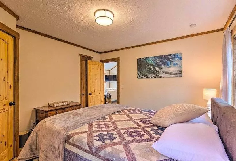 Hendersonville Cabin W/ Hot Tub, Views & Fire Pit!