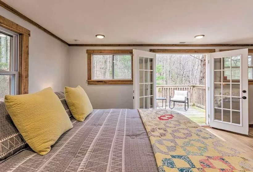 Hendersonville Cabin W/ Hot Tub, Views & Fire Pit!