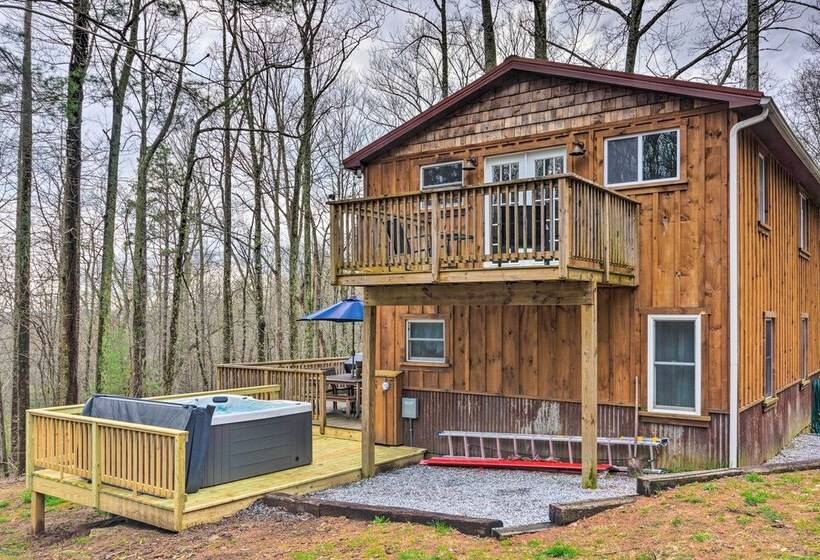 Hendersonville Cabin W/ Hot Tub, Views & Fire Pit!