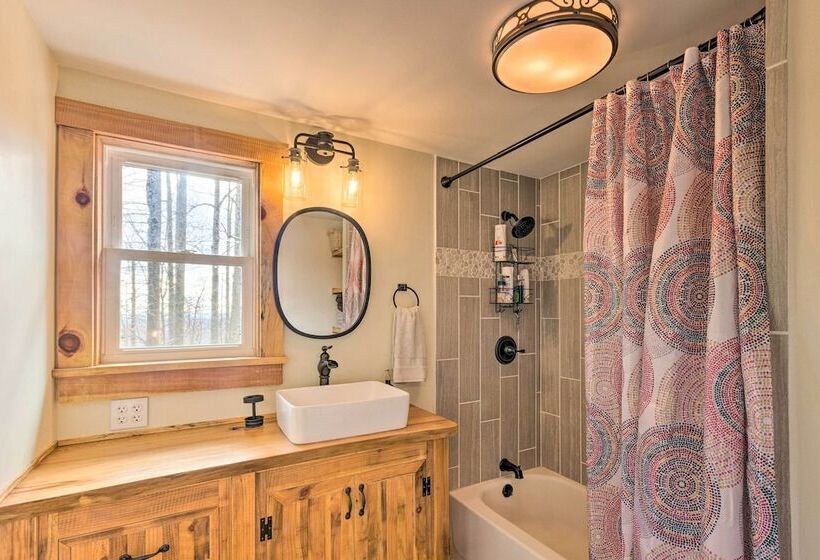 Hendersonville Cabin W/ Hot Tub, Views & Fire Pit!