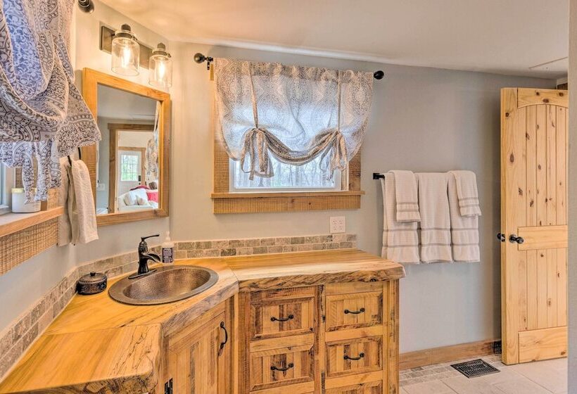 Hendersonville Cabin W/ Hot Tub, Views & Fire Pit!