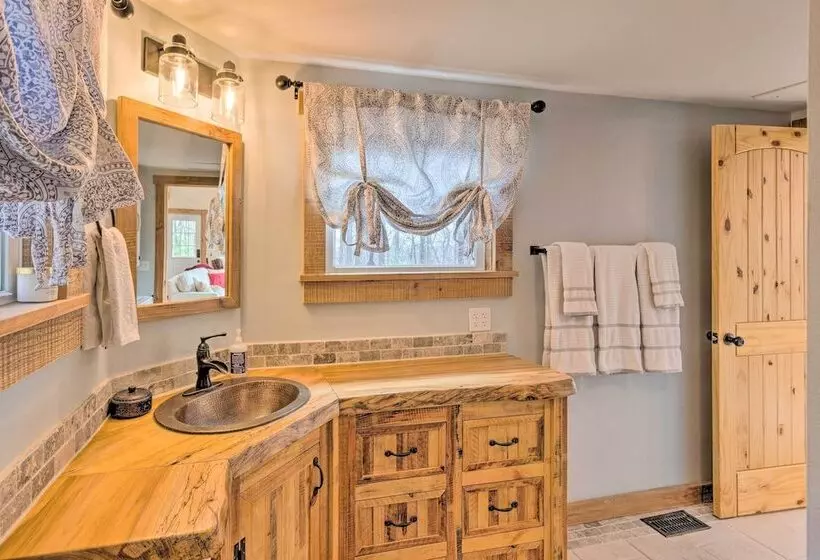 Hendersonville Cabin W/ Hot Tub, Views & Fire Pit!