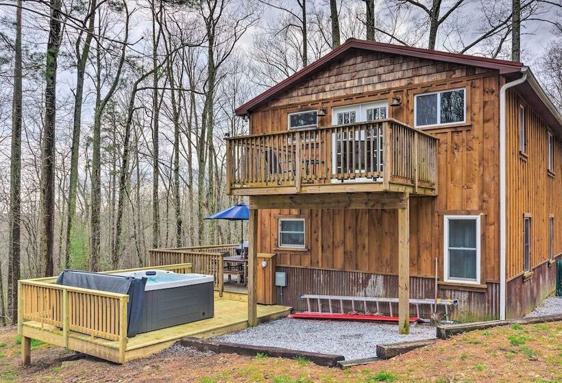 Hendersonville Cabin W/ Hot Tub, Views & Fire Pit!