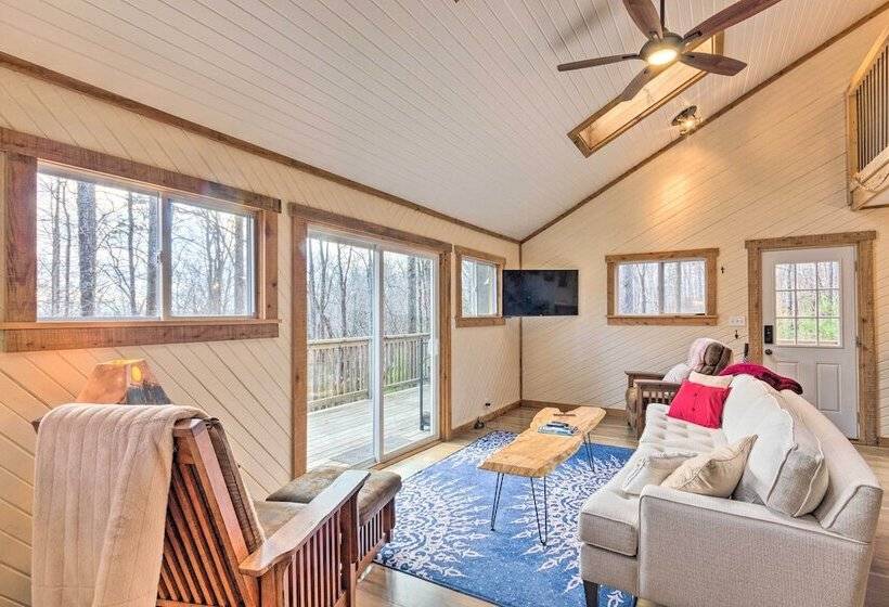 Hendersonville Cabin W/ Hot Tub, Views & Fire Pit!
