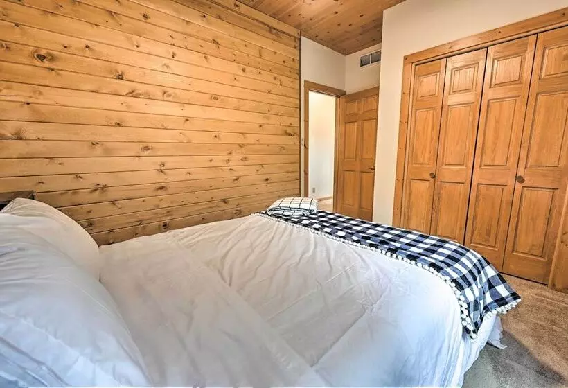 Hillside Hideaway W/ Hot Tub & Heated Patio!