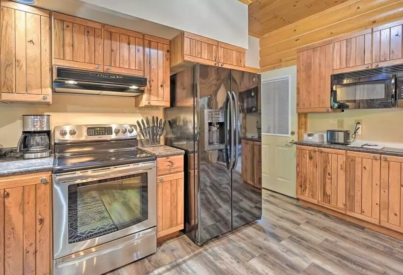 Hillside Hideaway W/ Hot Tub & Heated Patio!