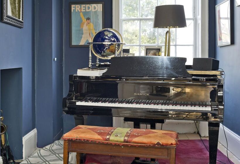 Historic Family Home Near Hampstead Heath By Underthedoormat