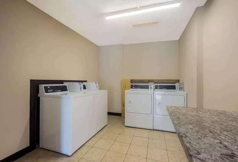 Hotelli Suburban Studios Millville