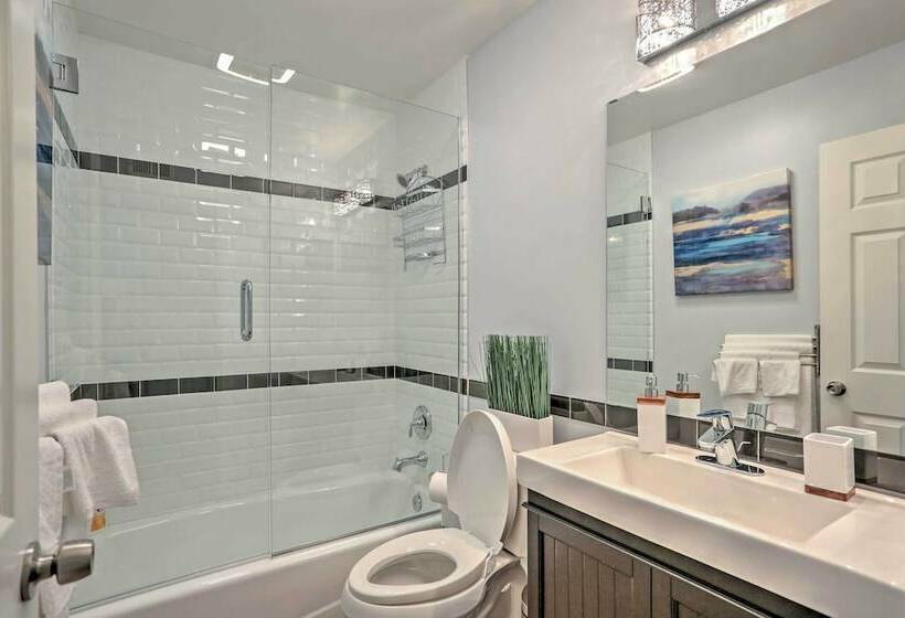 Spacious Oceanside Home: Patio & Grill, Near Beach