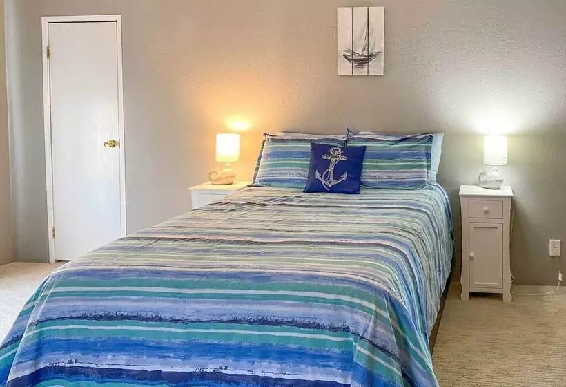 Lakefront Retreat W/ Dock, Bar Hut & Fireplace!