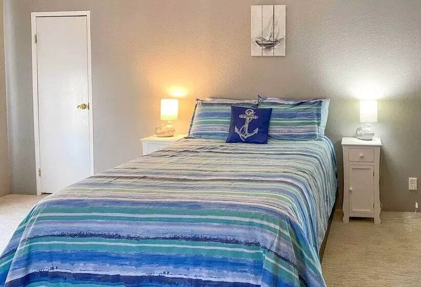 Lakefront Retreat W/ Dock, Bar Hut & Fireplace!