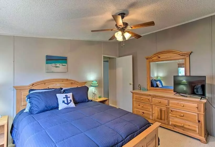 Lakefront Retreat W/ Dock, Bar Hut & Fireplace!