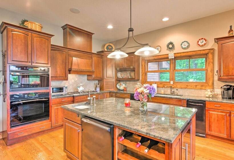 Grand Retreat In Bear Lake Reserve W/ Scenic Decks