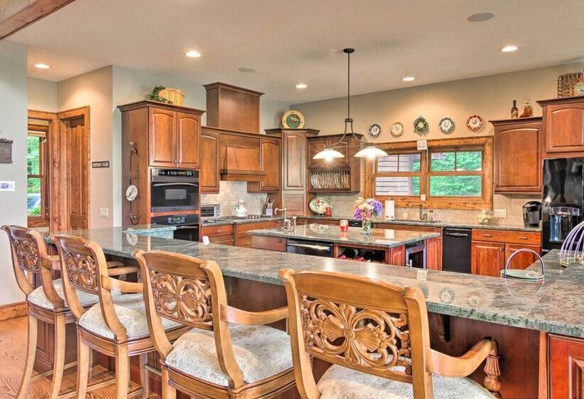 Grand Retreat In Bear Lake Reserve W/ Scenic Decks