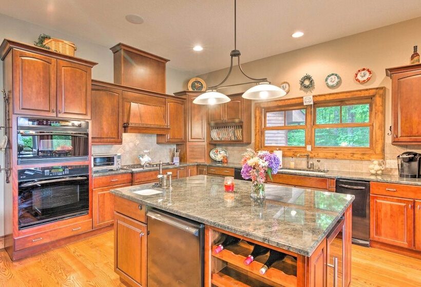 Grand Retreat In Bear Lake Reserve W/ Scenic Decks