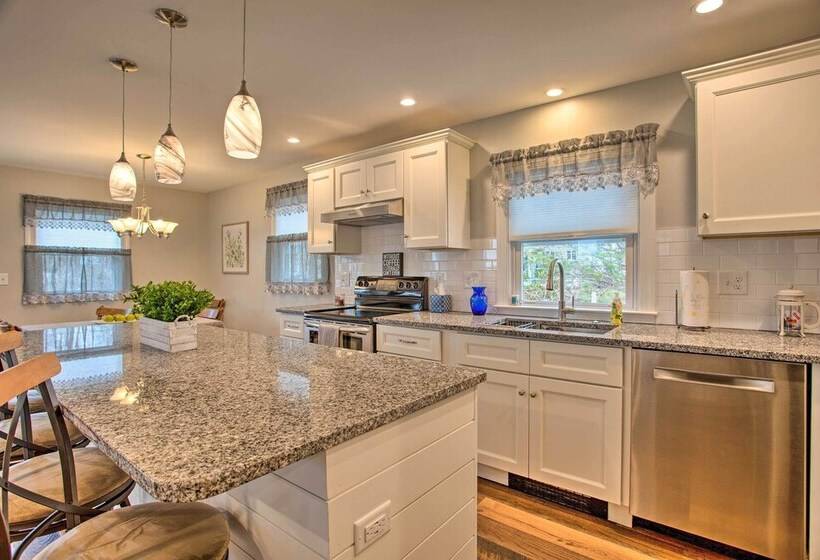 Quaint Mystic Home ~ 1 Mi To Town & Masons Island