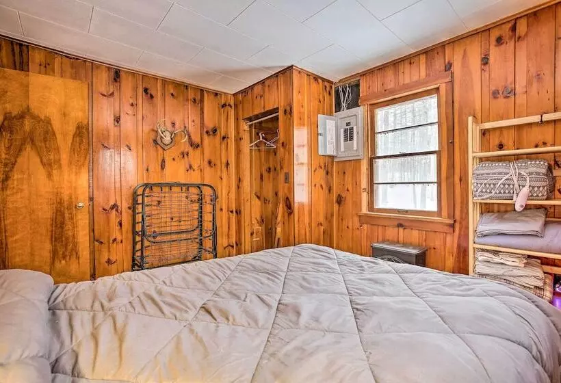 Remote Michigan Retreat On 10 Acres W/ Grill!