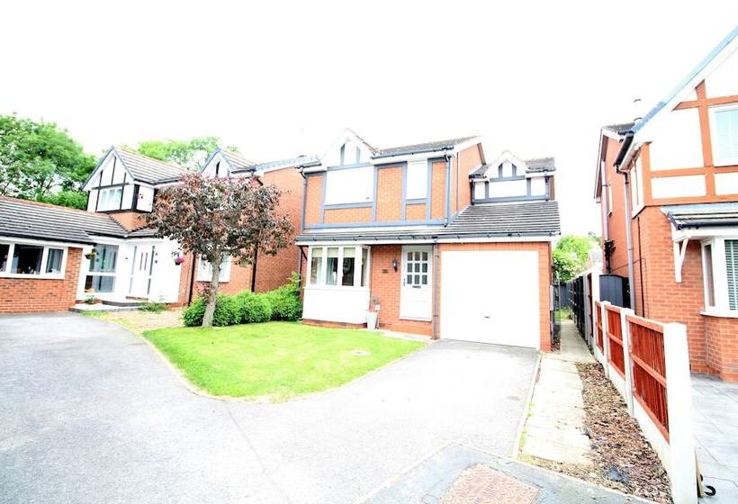 레지던스 3 Bed Detached   Quiet Cul De Sac  Private Parking