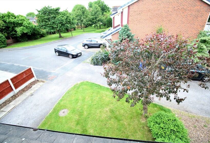 레지던스 3 Bed Detached   Quiet Cul De Sac  Private Parking