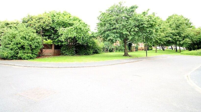 레지던스 3 Bed Detached   Quiet Cul De Sac  Private Parking