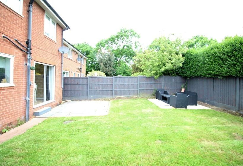 레지던스 3 Bed Detached   Quiet Cul De Sac  Private Parking