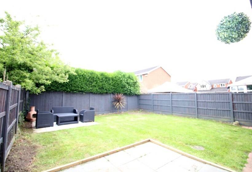 레지던스 3 Bed Detached   Quiet Cul De Sac  Private Parking