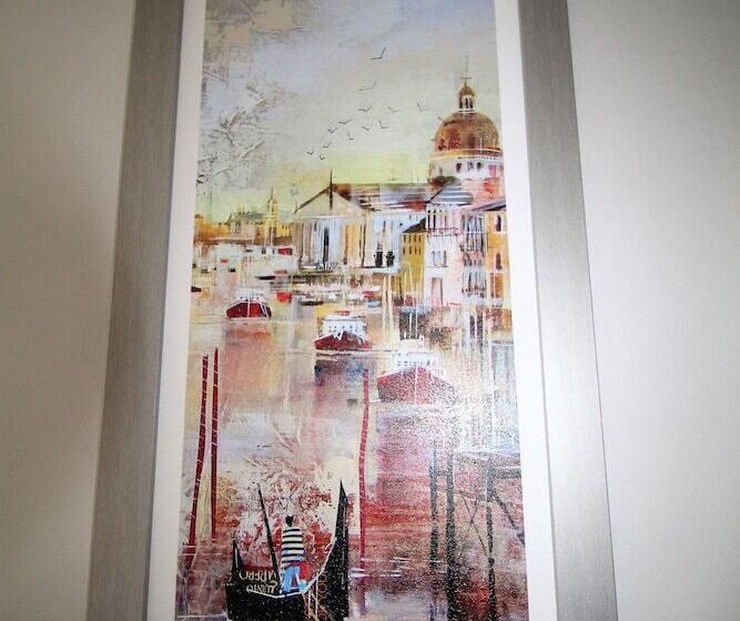 레지던스 3 Bed Detached   Quiet Cul De Sac  Private Parking