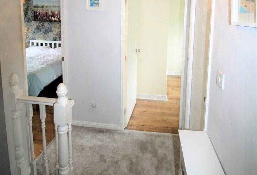 레지던스 3 Bed Detached   Quiet Cul De Sac  Private Parking