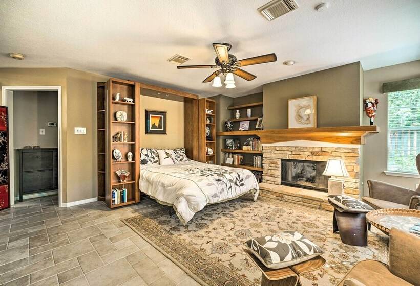 Spacious Woodlands Home: Pool & Outdoor Oasis