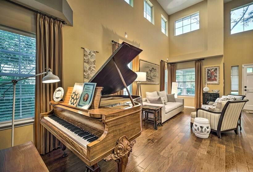 Spacious Woodlands Home: Pool & Outdoor Oasis