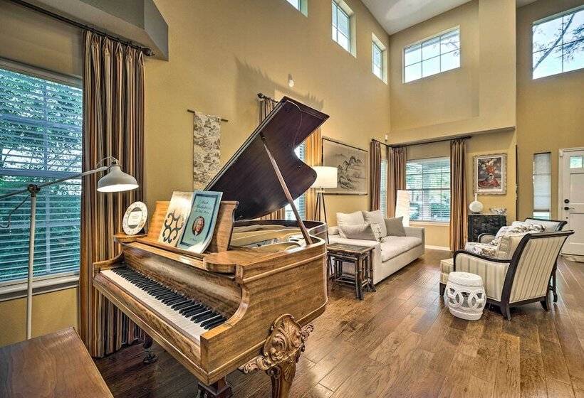 Spacious Woodlands Home: Pool & Outdoor Oasis