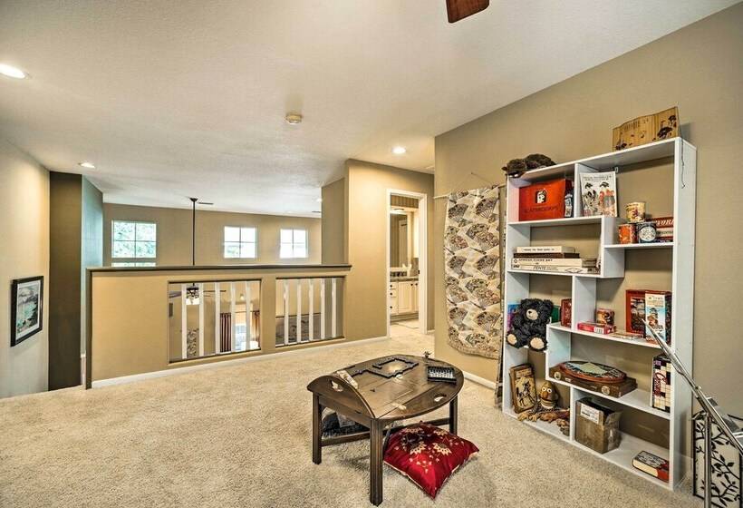 Spacious Woodlands Home: Pool & Outdoor Oasis