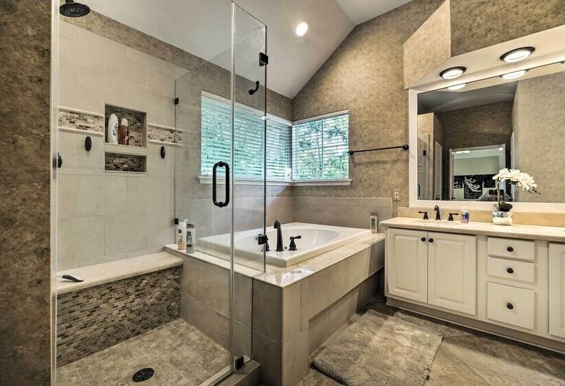 Spacious Woodlands Home: Pool & Outdoor Oasis