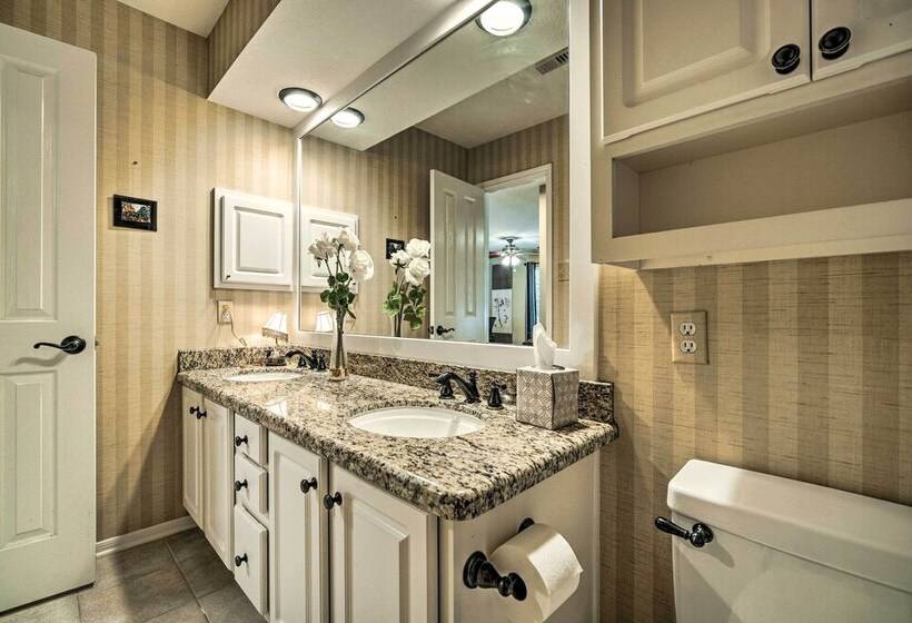 Spacious Woodlands Home: Pool & Outdoor Oasis