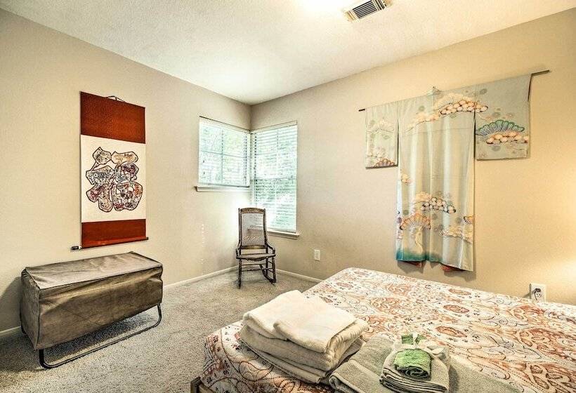 Spacious Woodlands Home: Pool & Outdoor Oasis