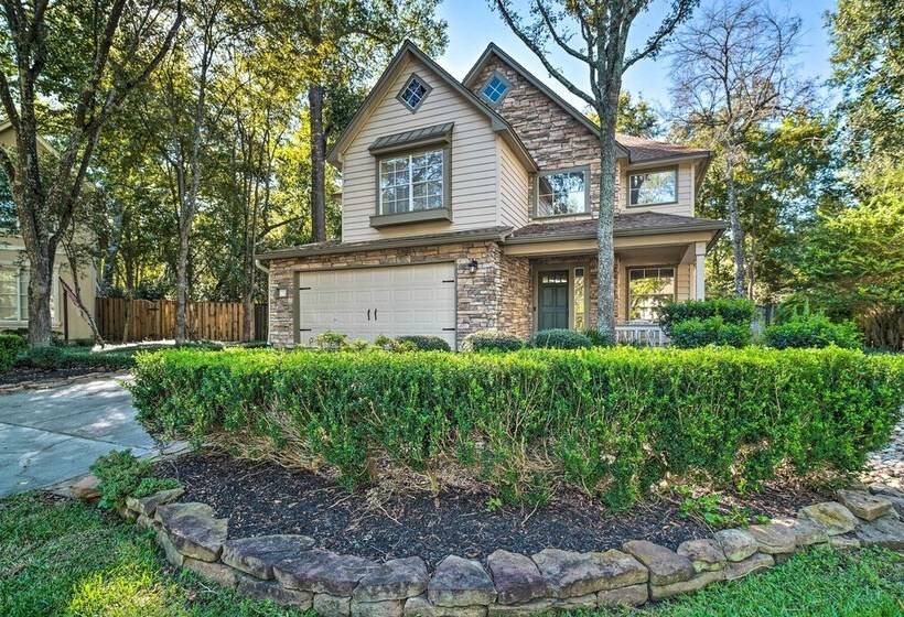 Spacious Woodlands Home: Pool & Outdoor Oasis