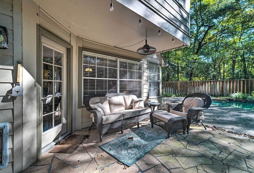 Spacious Woodlands Home: Pool & Outdoor Oasis
