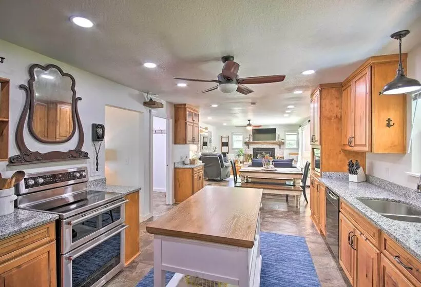 Beaver Lake Getaway W/ 2 Decks, Grill, & Views!