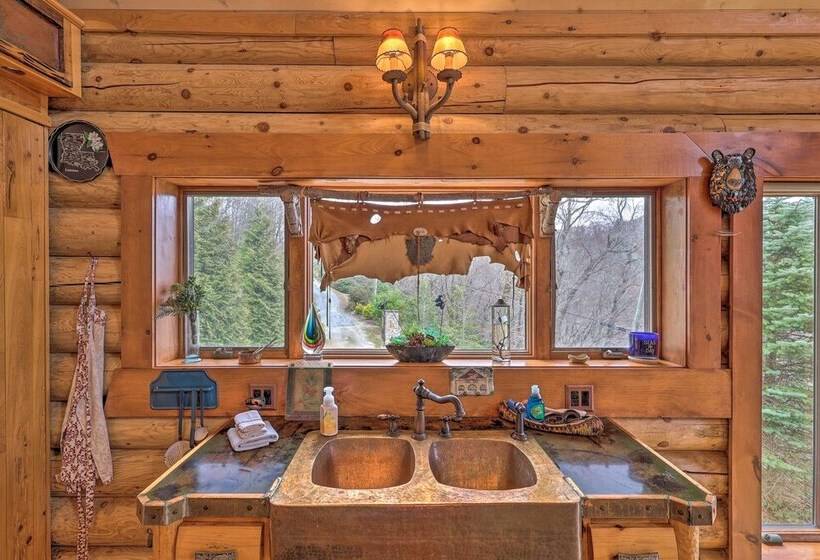 Boone Cabin W/ Deck, Hot Tub, & Mountain Views!