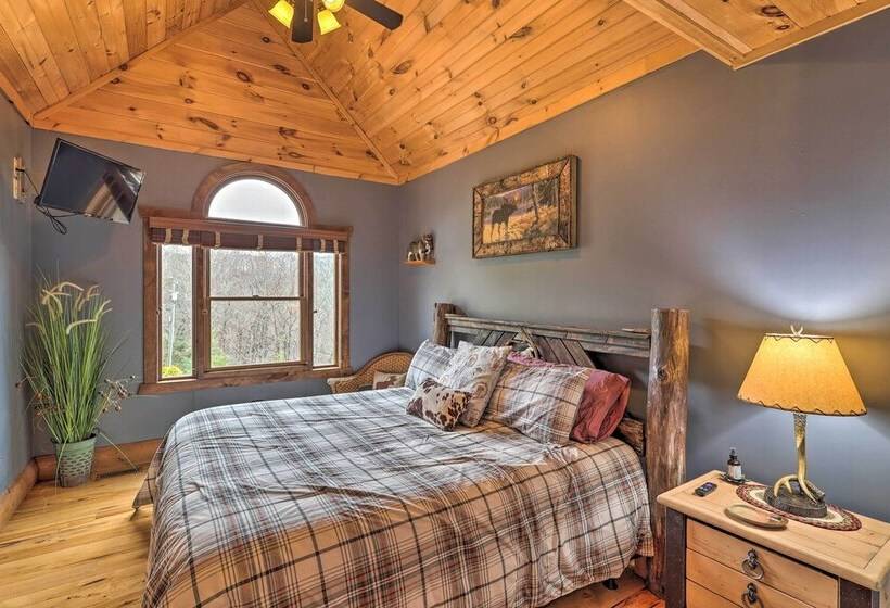 Boone Cabin W/ Deck, Hot Tub, & Mountain Views!