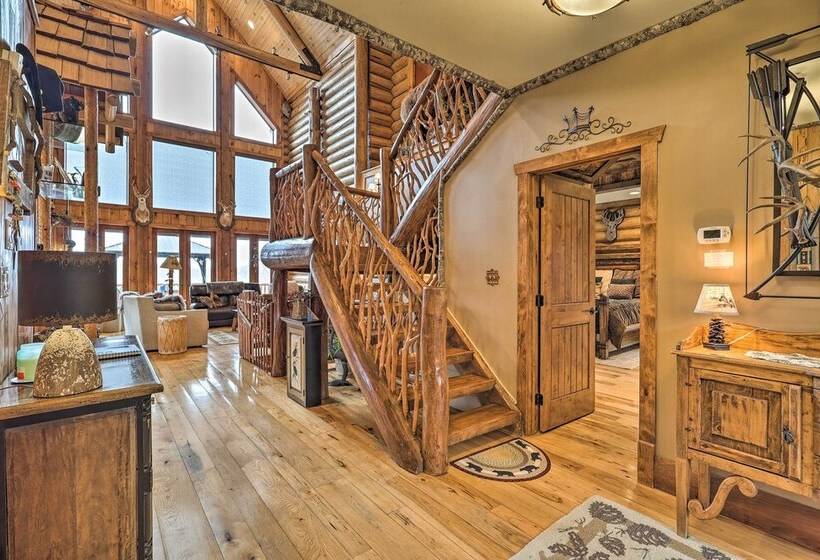 Boone Cabin W/ Deck, Hot Tub, & Mountain Views!