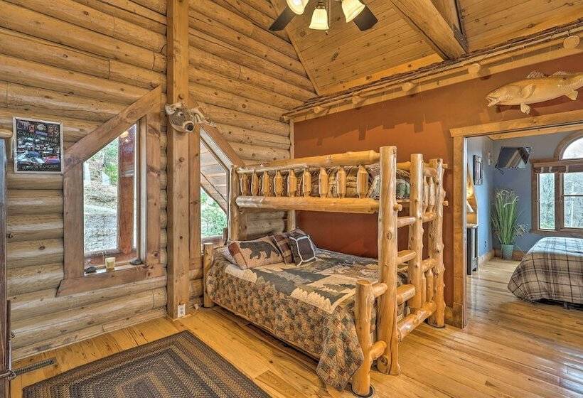 Boone Cabin W/ Deck, Hot Tub, & Mountain Views!