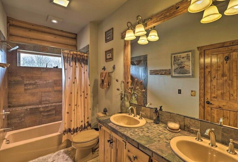 Boone Cabin W/ Deck, Hot Tub, & Mountain Views!