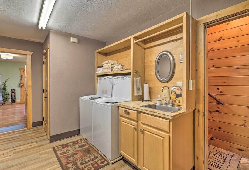 Boone Cabin W/ Deck, Hot Tub, & Mountain Views!