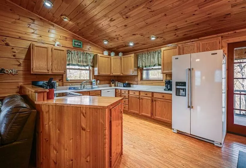 Bryson City Cabin W/ Hot Tub, Views & Pool Table!