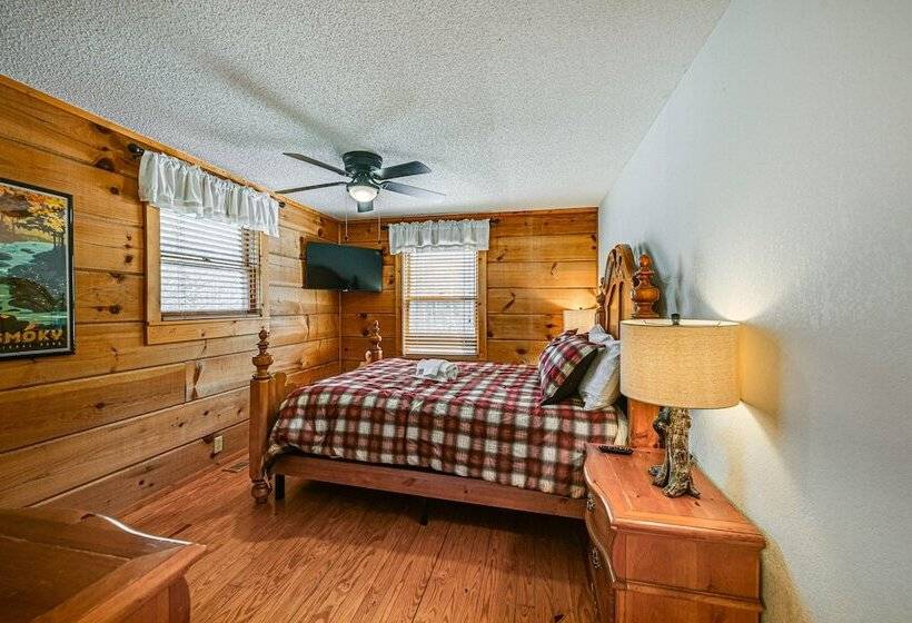 Bryson City Cabin W/ Hot Tub, Views & Pool Table!