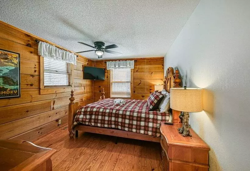Bryson City Cabin W/ Hot Tub, Views & Pool Table!