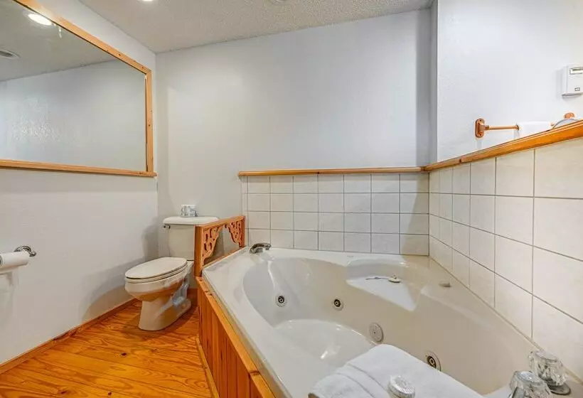 Bryson City Cabin W/ Hot Tub, Views & Pool Table!